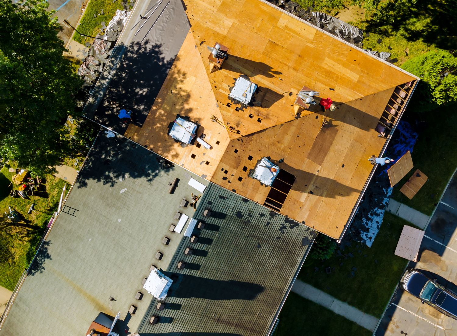 Apartment building getting roof repaired